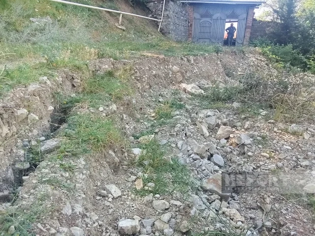 İsmayıllıda torpaq sürüşməsi olub, üç ailənin yaşadığı ev yararsız vəziyyətə düşüb - FOTO