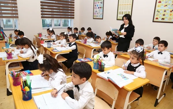 Ekspert: "Vahid məktəbli forması şagirdləri bullinq və ayrı-seçkilikdən xilas edir"