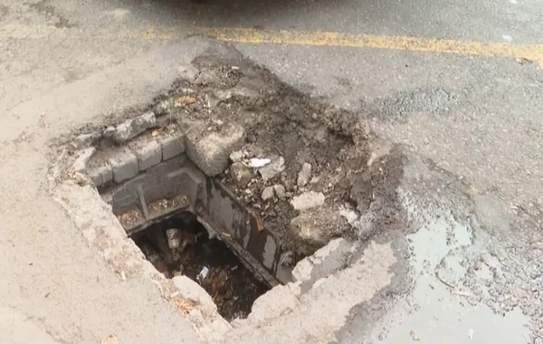 Bakıda sürücülər və piyadalar üçün təhlükə: Açıq quyu qəza riski yaradır - Video