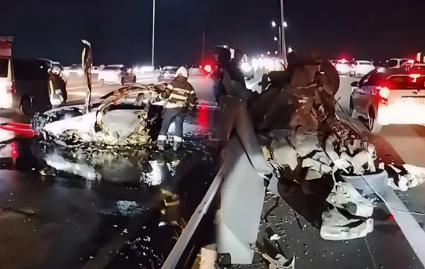 Bakıda ağır qəza: Avtomobil iki hissəyə bölündü - VİDEO