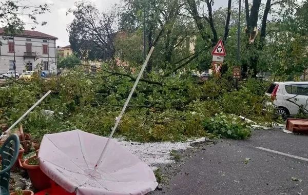 İtaliyanı tornado və nəhəng dolu VURDU: 43 yaralı, 10 min avtomobilə ziyan - FOTO - VİDEO
