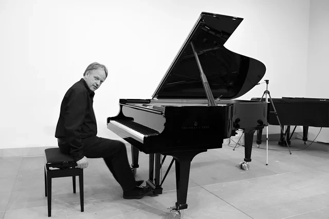 Azərbaycan bəstələri ilə milyonlarla baxış yığan alman pianoçu: "Musiqiniz birbaşa ürəyə toxunur" - VİDEO
