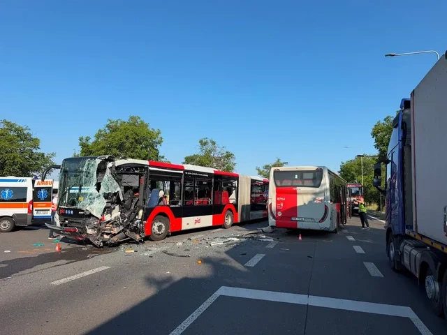 Praqa yaxınlığında avtobuslar toqquşdu: Xəsarət alanlardan birini helikopterlə apardılar - FOTO