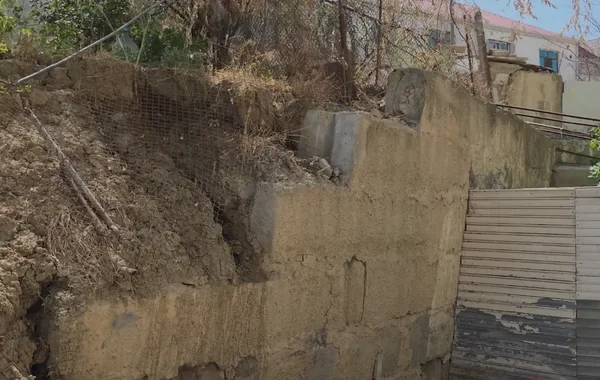 Bakıda yaşayış binası TƏHLÜKƏDƏ: Torpaq sürüşməsi getdikcə artır - VİDEO