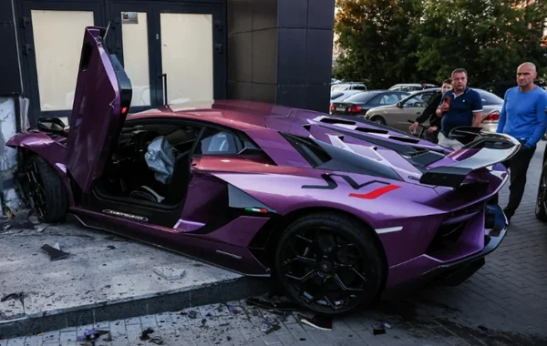 Rusiyada milyarderin oğlu "Lamborghini" ilə yaşayış binasına çırpıldı: Xəsarət alanlar var - FOTO