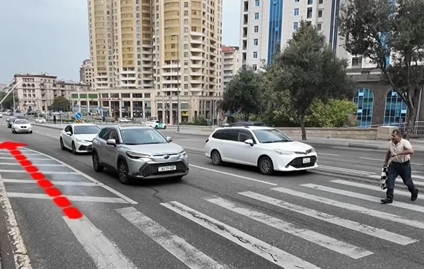 İnşaatçılar prospektində piyada keçidi "təhlükə ünvanı"na çevrilib? - Video