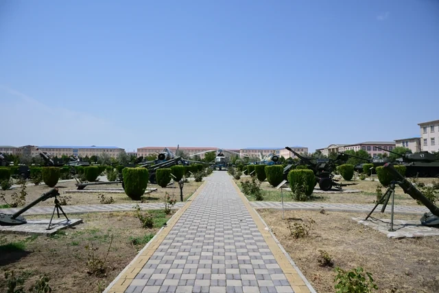 Prezident Əlahiddə Ümumqoşun Orduda yeni yaradılan komando hərbi hissələrinə Döyüş bayraqlarının verilməsi mərasimində iştirak edib - VİDEO