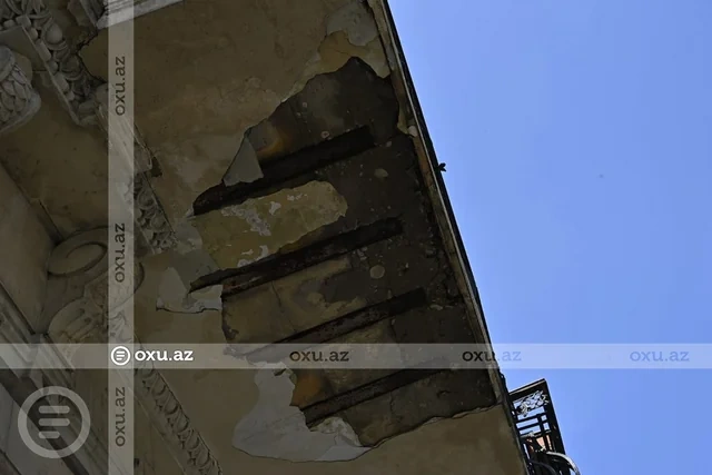 Bakının mərkəzində eyvanın bir hissəsi uçdu - FOTO