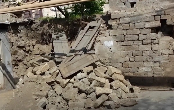 Bakıda güclü külək hasarı aşırdı, dağıntılar altında qalan kişi öldü