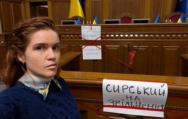 Ukrayna Radasında tribunanı bağladılar, deputatlar arasında dava düşdü