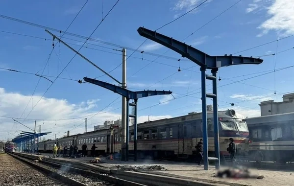 Rusiya ordusu Ukraynada dəmiryolu vağzalını vurdu: Azı 13 nəfər öldü - Foto/Video