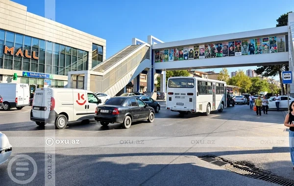 Binəqədidə yerüstü piyada keçidi uzun müddətdir işləmir: "Həyatımızı riskə atmalı oluruq"