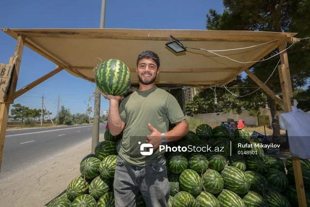 Günəş altında alıcı gözləyən satıcılar: Yayın zəhmət dolu mənzərəsi - FOTO