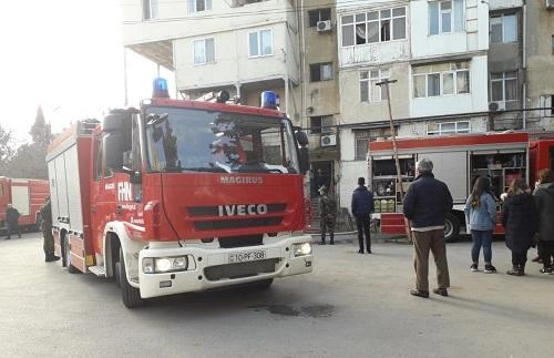 Bakıda yaşayış binasında yanğın başladı