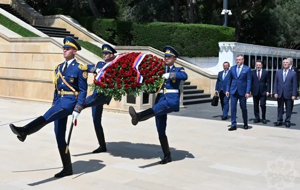 Slovakiya prezidenti Bakıda şəhidlərin xatirəsini anıb - FOTO