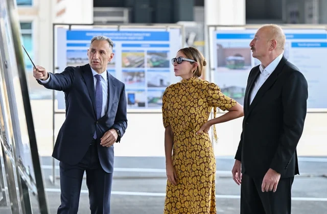 Prezident Naxçıvanda elektrik mühərrikli yeni avtobuslara baxıb, dəmir yolu infrastrukturunda aparılan yenidənqurma işləri ilə tanış olub - VİDEO