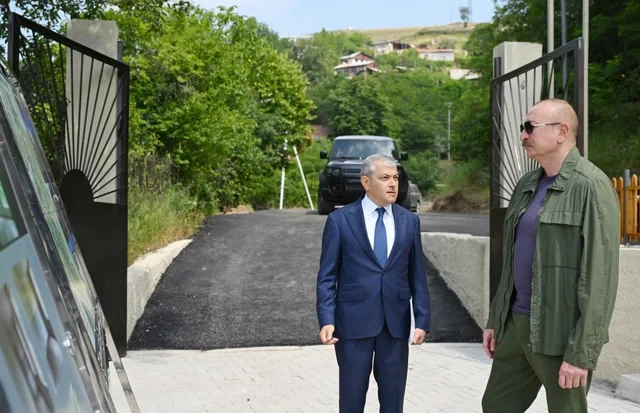Prezident Kiçik Qaladərəsində görülən işlərlə tanış olub və kəndə qayıdan sakinlərlə görüşüb - FOTO