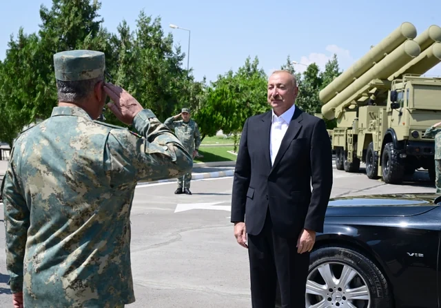 Prezident Əlahiddə Ümumqoşun Orduda yeni yaradılan komando hərbi hissələrinə Döyüş bayraqlarının verilməsi mərasimində iştirak edib - VİDEO