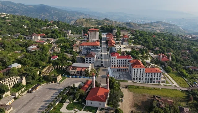Prezident Şuşanın Qarabağ küçəsində həyata keçirilmiş işlərlə tanış olub - FOTO