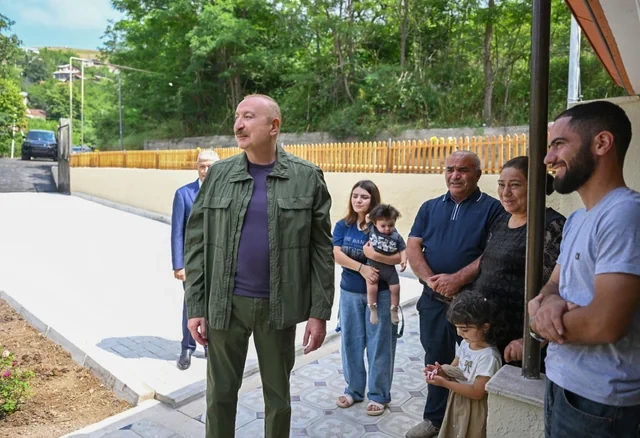 Prezident Kiçik Qaladərəsində görülən işlərlə tanış olub və kəndə qayıdan sakinlərlə görüşüb - FOTO