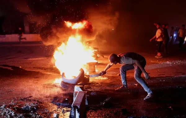 Suriyada kütləvi etirazlar: Nümayişçilər yolları bağladılar - VİDEO