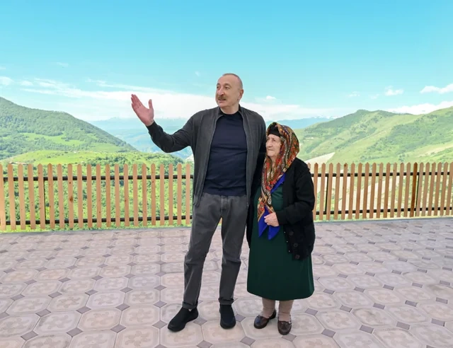 İlham Əliyev Şuşanın Böyük Qaladərəsi kəndində görülən işlərlə tanış olub, sakinlərlə görüşüb