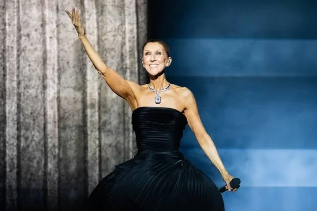 Məşhur müğənni Selin Dion konsert zamanı səhnədə yıxıldı - Video
