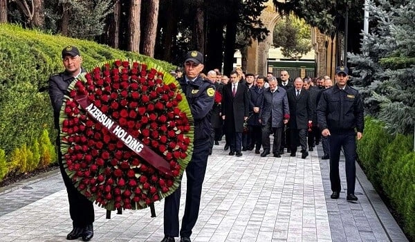 "Azərsun"un rəhbər heyəti Ulu Öndərin məzarını ziyarət etdi