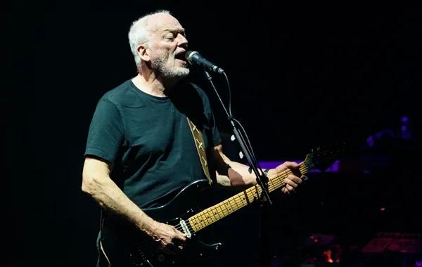 Əfsanəvi musiqiçi Devid Gilmorun gitarası hərracda rekord qiymətə satıldı