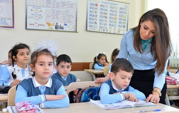 Müəllimlər üçün geyim qaydaları və tələblər müəyyənləşdi - Foto