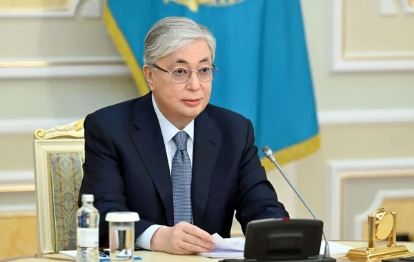 Tokayev kişilərin qucaqlaşmasına QARŞI ÇIXDI: "Bu nədir belə?"