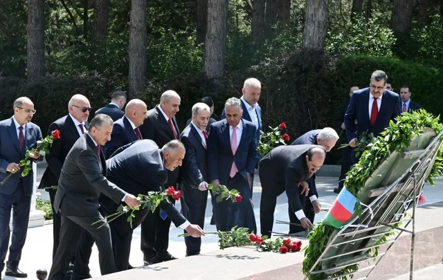 İordaniya Nümayəndələr Palatasının sədri Fəxri xiyabanı və Zəfər parkını ziyarət edib - FOTO