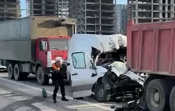 Yasamalda QƏZA: "Shacman"la "Mercedes Sprinter" toqquşdu - VİDEO