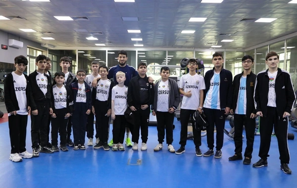 İnternat məktəbinin şagirdləri Qurban Qurbanov "Qarabağ"ın futbolçuları ilə görüşüblər