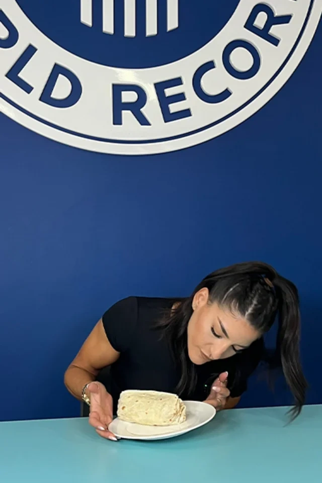 Britaniyalı qadın burrito yeməklə Ginnesin Rekordlar Kitabına düşdü - FOTO - VİDEO