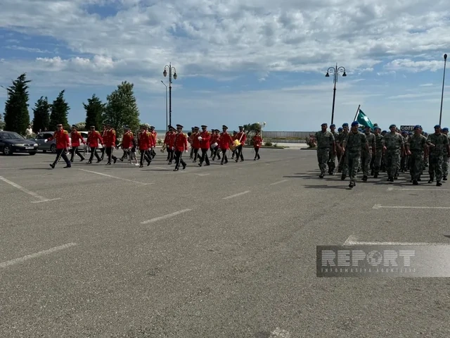 Naxçıvan, Gəncə və Sumqayıtda Azərbaycan Ordusunun 108 illiyi münasibətilə hərbi yürüşlər keçirilir - FOTO