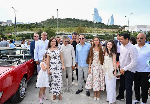 Leyla Əliyeva və Arzu Əliyeva klassik avtomobillərin yürüşü və sərgisini izləyiblər - FOTO