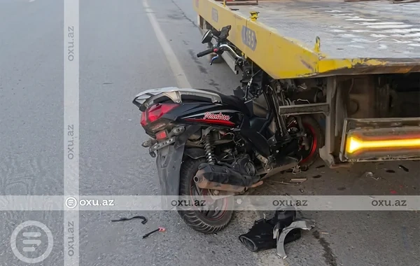 Babək prospektində moped evakuatora çırpıldı - VİDEO
