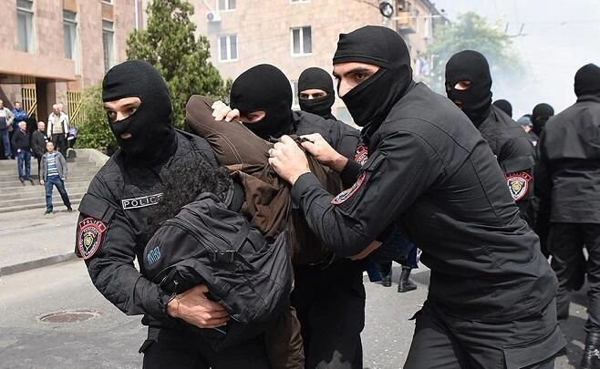 Ermənistanda həbslər: Karapetyanın adamları saxlanıldı