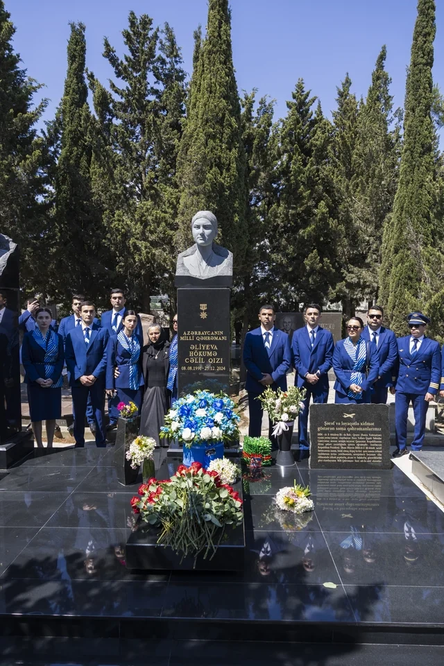 AZAL heyəti Milli Qəhrəman Hökumə Əliyevanın məzarını ziyarət edib - FOTO