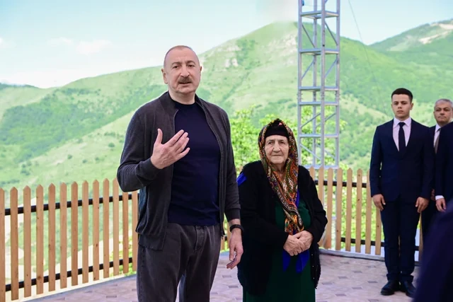İlham Əliyev Şuşanın Böyük Qaladərəsi kəndində görülən işlərlə tanış olub, sakinlərlə görüşüb
