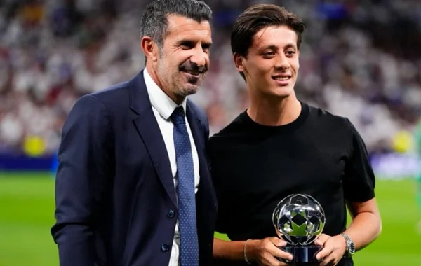 Əfsanəvi futbolçu Luiş Fiqu Arda Gülerə mükafatını təqdim etdi