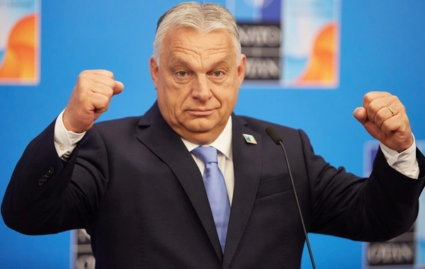 Orban seçicilərlə görüşündən əvvəl ağırlıq daşı ilə məşq etdi
