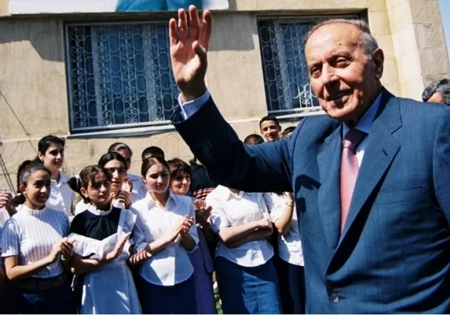 "Mən yer üzündə müəllimdən yüksək ad tanımıram" - Ulu öndərin təhsilə verdiyi müstəsna dəyər  - FOTO