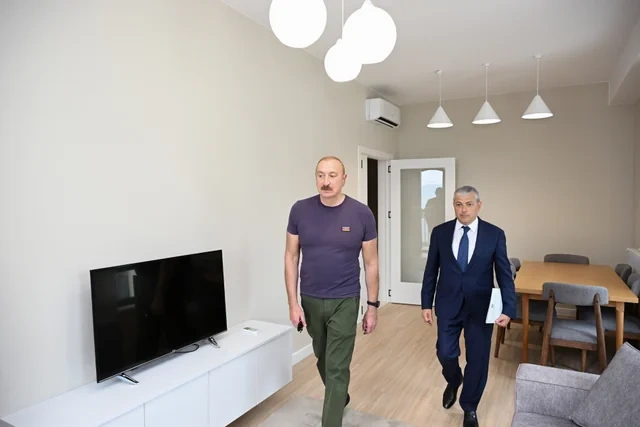 Prezident Şuşanın Qarabağ küçəsində həyata keçirilmiş işlərlə tanış olub - FOTO