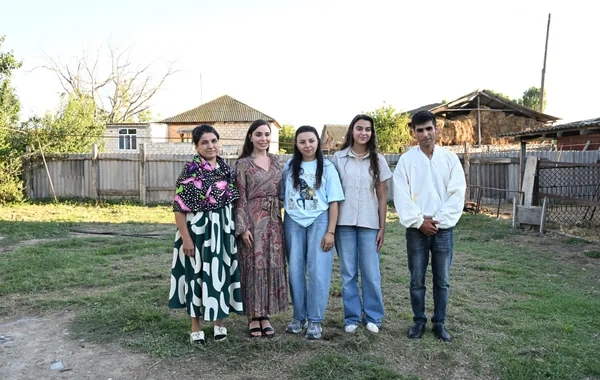 Leyla Əliyeva Yevlaxda "Gənc arıçı" layihəsinin iştirakçısı ilə görüşüb - FOTO