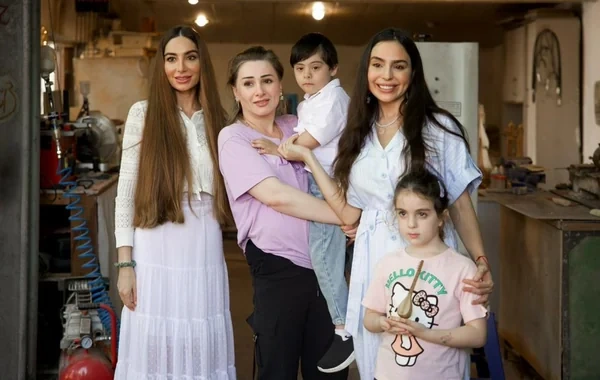Leyla və Arzu Əliyevalar Lənkəranda yerli sənətkarın yaradıcılığı ilə tanış olublar