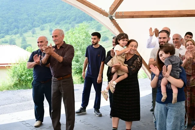 Prezident Kiçik Qaladərəsində görülən işlərlə tanış olub və kəndə qayıdan sakinlərlə görüşüb - FOTO