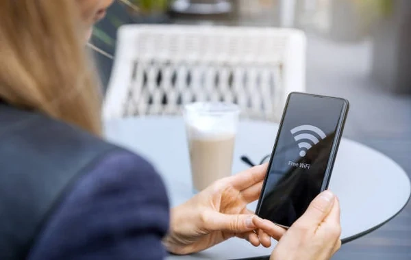 Pulsuz "Wi-Fi" təhlükəsi: Məlumatlarımızı necə qoruyaq? - VİDEO