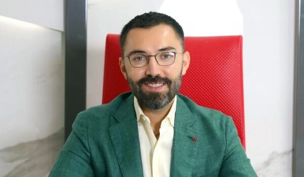 Kosmetoloq göz rəngini dəyişdirdi, fəsad yarandı - Foto